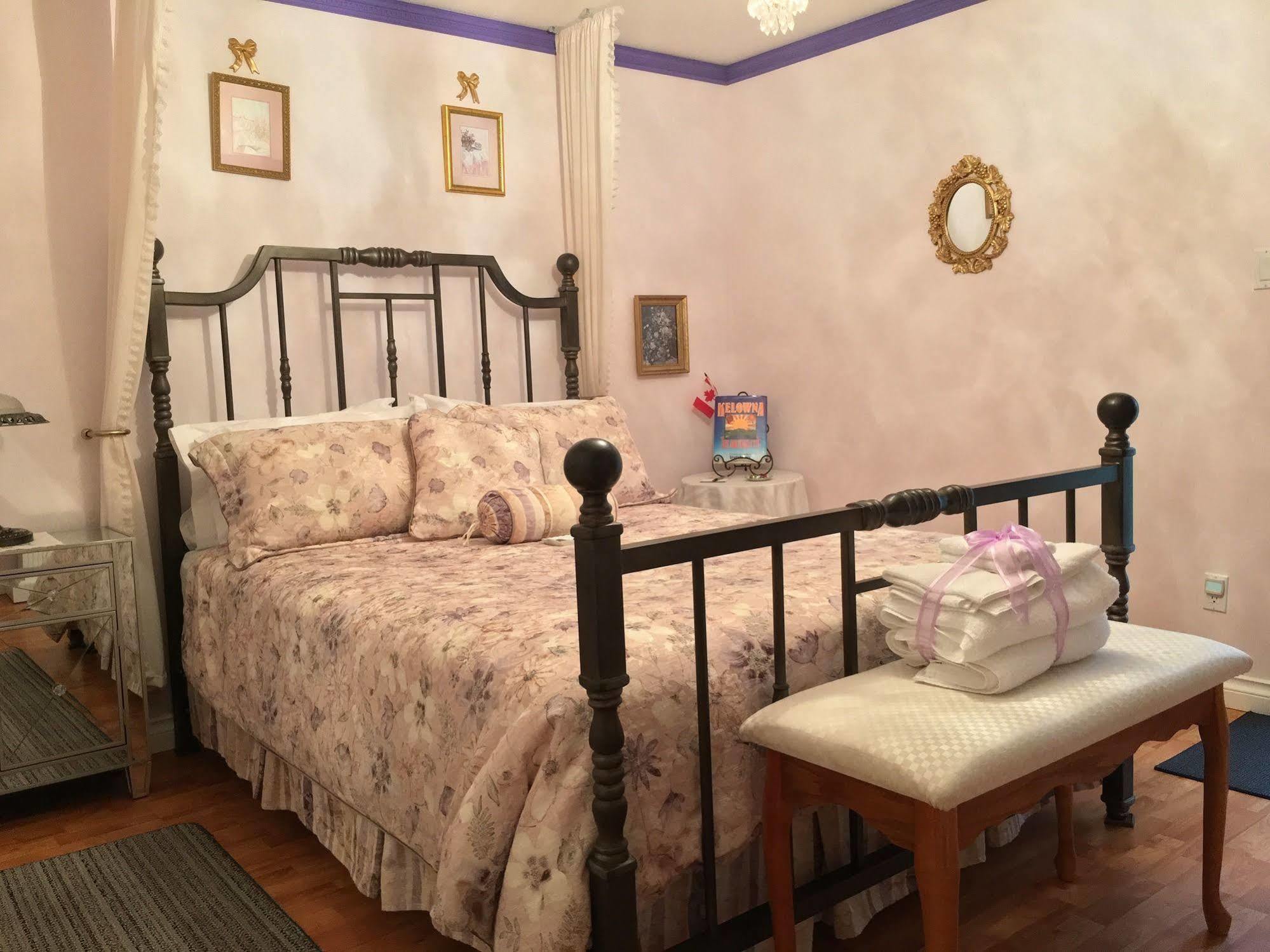 Alexandria House Bed & Breakfast 웨스트 켈로나 외부 사진