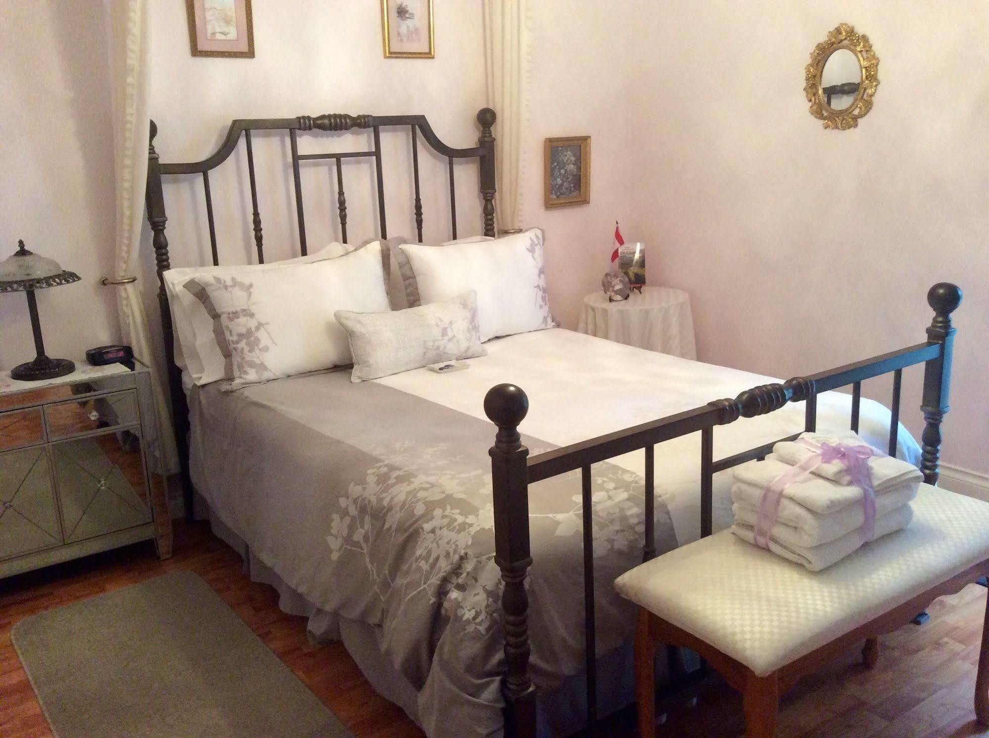 Alexandria House Bed & Breakfast 웨스트 켈로나 외부 사진